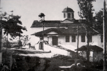 Старата сграда на училището на Панчарево в двора на черквата през 1925 година. © Панчарево - гордостта на София, Всички права запазени!