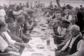 Общоселска трапеза, при откриването на новата училищна сграда - 1947г. © Панчарево - гордостта на София, Всички права запазени!