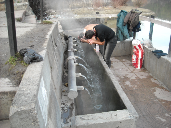 Минералната вода се използва за пране и миене на коли, след което изтича направо в езерото
