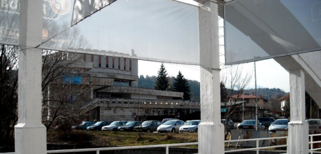Старият мост на река Бистрица и сградата на читалище "Виделина"